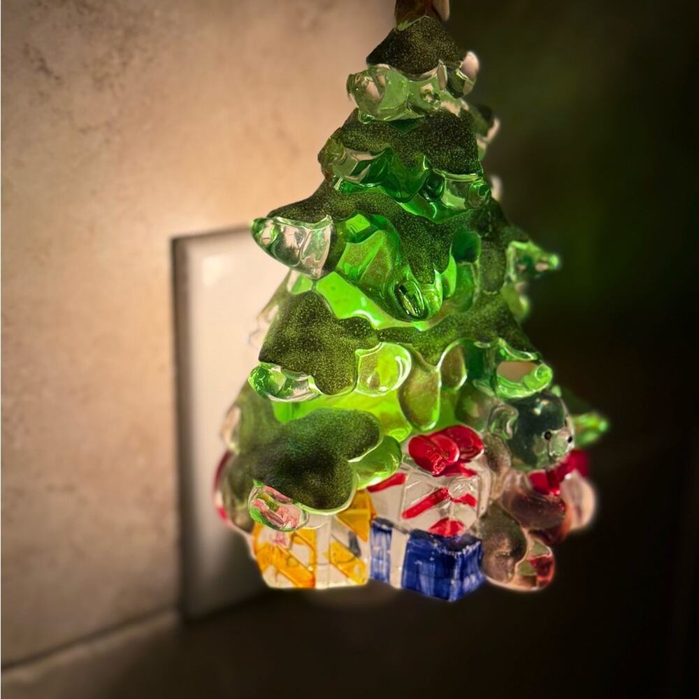 Wall light of a Christmas tree and presents with a teddy bear 6 " tall - Picture 3 of 10